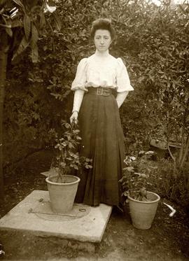 Edith Ζάννου, 1907 1