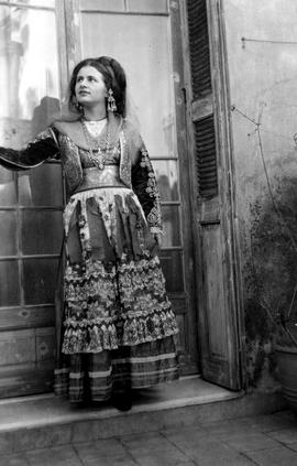 Αλίκη Παπαβλασοπούλου με κερκυραίικη ενδυμασία, 1948 ή 1949 1