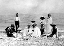 Ελμίνα Ζάννου, Έλλη Αγαλλίδη, Lucie Ζάννου (όρθια). Παραλία Τράπεζας Αιγιαλείας 1920 1