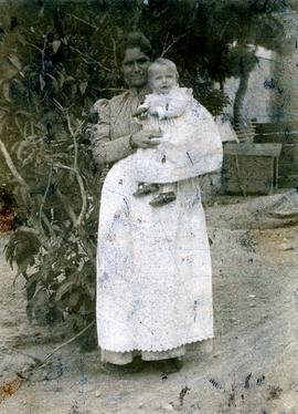 Ελμίνα Ζάννου στο σπίτι στην οδό Τροίας στην Κυψέλη, 1897 1