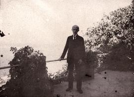Αριστόβουλος Ζάννος στο σπίτι του στην Τράπεζα Αιγιαλείας, 1920 1