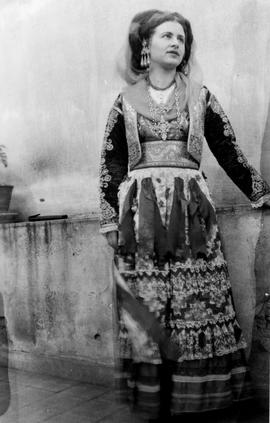 Αλίκη Παπαβλασοπούλου με κερκυραίικη ενδυμασία, 1948 ή 1949 1